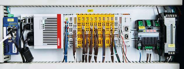 Ein Embedded-PC CX5130 steuert den BeamMaster und kommuniziert Standardsignale und sicherheitsrelevante Daten auf Basis von EtherCAT über EtherCAT-I/Os und TwinSAFE-Klemmen.