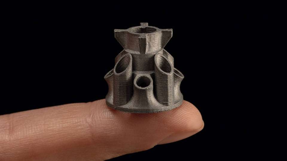 Mit dem 3D-Drucker von Desktop Metal lassen sich Prototypen und Kleinserien aus verschiedenen Metallen herstellen.