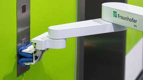 Mithilfe seines flexiblen Reinigungswerkzeug kann DeKonBot eine Wischdesinfektion unterschiedlicher Objekte, beispielsweise auch Aufzugknöpfe, durchführen.