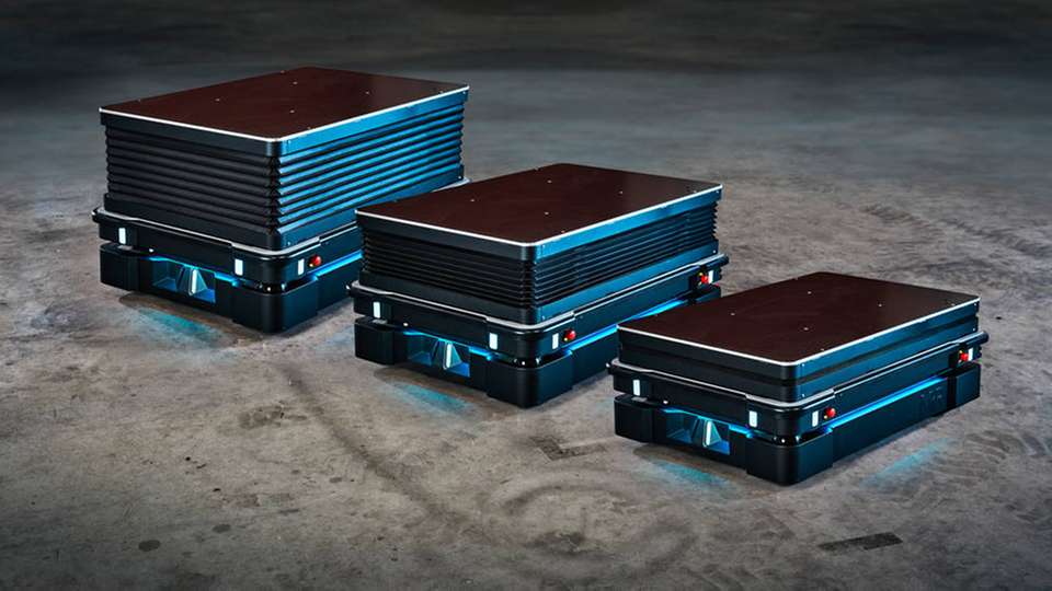 Schnittstellenlösung ermöglicht reibungslosen Materialfluss ROEQ hat auch höhenverstellbare Rollenförderer für Robotermodelle von Mobile Industrial Robots entwickelt, mit denen Anwender Roboter leichter an die Eigenheiten ihrer Produktionsumgebungen anpassen können.