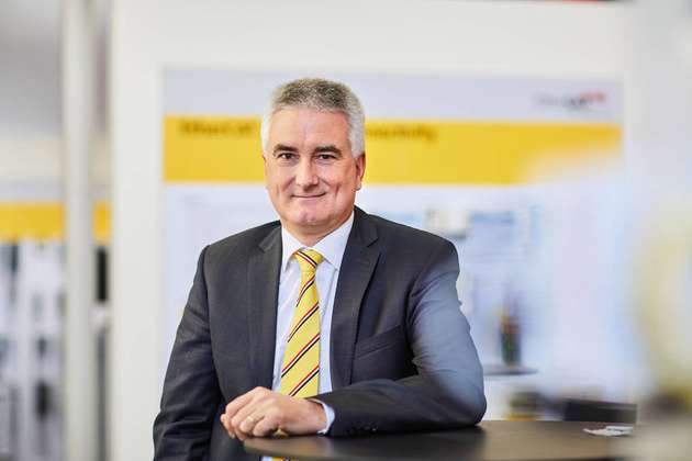 Martin Rostan, Executive Director, EtherCAT Technology Group: Maschinenbauer sollten sich in erster Linie fragen, ob sie das wirklich wollen: Kommunikation ohne Gateways vom Sensor bis in die Cloud. Ob sie wirklich kein in sich abgeschlossenes Echtzeit-Maschinennetzwerk mehr haben wollen, sondern dieses mit anderen Maschinen und Anlagen teilen, um sich dann auf die Konfiguration des Anlagennetzes zu verlassen. Zudem müssen die Security-Themen in jedem Sensor separat sichergestellt werden, statt wie bisher einmal in der Steuerung oder im Edge-Gateway. Es gilt daher die Randbedingungen solcher oft werblichen Aussagen genau zu betrachten. Es ist zu früh, diese Ansätze zu bewerten, ohne die noch in der Entstehung befindlichen Spezifikationen zu kennen; angekündigte Produkte können bisher nur proprietäre Protokolle enthalten.