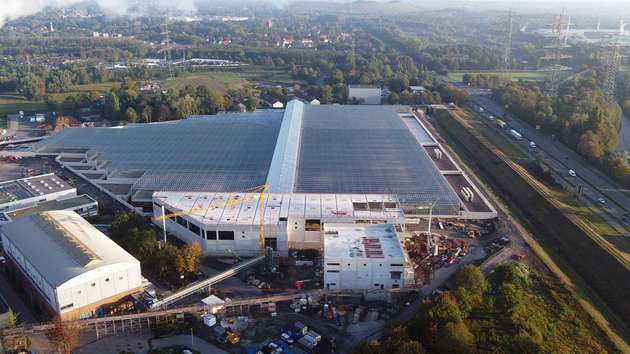 In der neuen Anlage wird Klärschlamm auf einer Fläche von 40.000 m2 mithilfe von Solarenergie und Abwärme getrocknet, sodass keine Kohle notwendig ist.