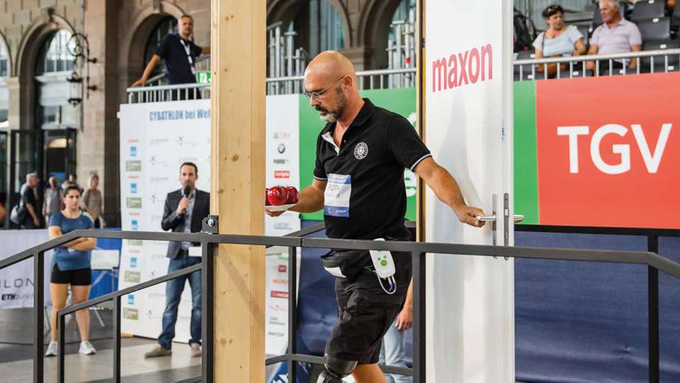 Auf dem Cybathlon treten Menschen mit körperlichen Behinderungen gegeneinander an. Einer der Hauptsponsoren der Veranstaltung ist maxon.