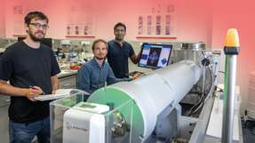 Harald Fitzek, Christian Prehal und Qamar Abbas (von links) an der SAXS-Anlage SAXSpoint 2.0: Mit ihrer Arbeit an der TU Graz liefern die Forscher neue Erkenntnisse über hybride Superkondensatoren.