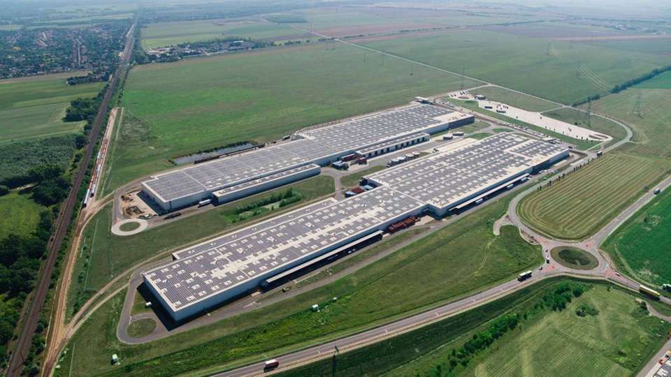 Die Photovoltaik-Anlage auf den Dächern der beiden Logistik-Hallen.