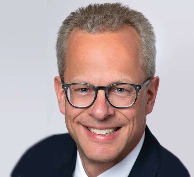 Oliver Jöhnßen, Marketing Manager OPC UA, Profinet und TSN, Siemens Digital Industries: OPC UA bedeutet heute für den Maschinenbauer sowohl zukunftssichere Informationsübertragung an überlagerte MES- oder Cloud-Systeme als auch zukünftige herstellerübergreifende, deterministische Verschaltung von Steuerungen mit OPC UA über TSN. TSN wird echtzeitfähige Kommunikation auf neuer, standardisierter Basis realisieren. Bis zur Verabschiedung der TSN-Normen werden Daten noch länger über bisherige Wege übertragen. Mit Profinet über TSN wird auch die neue Technologie genutzt. Wichtig dabei: Heutige Profinet-Applikationen können auch zukünftig auf TSN-fähigen Netzwerken kommunizieren. Für effektives Engineering von OPC UA wird bei Siemens das Daten-Mapping auf das OPC-Modell über SiOME (Siemens OPC UA Modeling Editor) durchgeführt. Die normierte Daten-Beschreibung kann in SiOME über eine Companion Specification importiert werden.