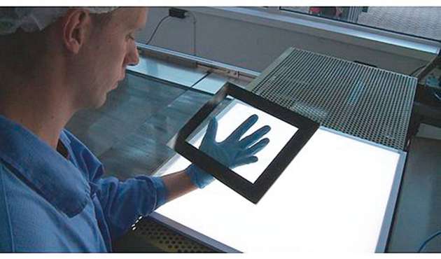 Das PCAP-Touchpanel wird kundenspezifisch mit einem bedruckten Glas oder aus Polycarbonat hergestellt.