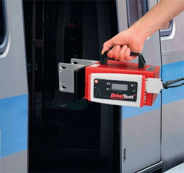 Bei der Schließkraftmessung von Zugtüren schützen Handgehäuse der Serie Arteb die empfindliche Elektronik.