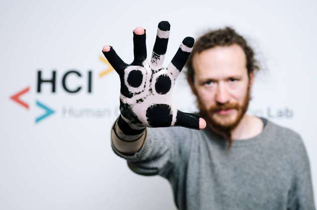 Mit diesem polymerisierten Handschuh lassen sich Handbewegungen digital erfassen.