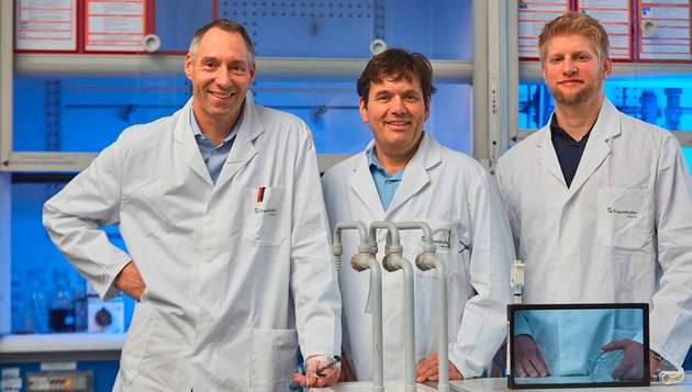 Haben die neuartige Schutzverglasung entwickelt: Dr. Holger Wack und Damian Hintemann (beide Fraunhofer) und Industriepartner Thomas Baus (Hörmann Glastechnik).