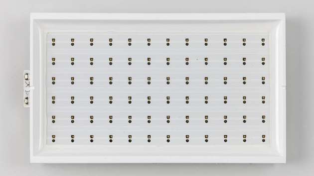 Direct-LED: Einfache LED-Displays werden in der Regel vom Bildschirmrand (Edge-LED) her beleuchtet und bieten deshalb nicht deutlich mehr Kontrast als ein LCD. Mehr Kontrastfähigkeit schafft die Direct-LED-Technologie. Dabei sind die Leuchtdioden über das gesamte rückwärtige Panel gleichmäßig verteilt. Sie sorgen auf diese Art für eine konstante Ausleuchtung mit hohen Helligkeitswerten. In Verbindung mit der Local-Dimming-Technologie lassen sich sogar separate Bildschirmbereiche unterschiedlich hell beleuchten. Das hat zur Folge, dass zwischen dunklen und hellen Bildpartien ein besserer Kontrast möglich ist als bei normalen LED-Panels. Die Schwarzwerte sind deutlich intensiver, dadurch erhält das Displaybild viel mehr realistische Tiefe.