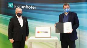 Prof. Reimund Neugebauer von der Fraunhofer-Gesellschaft überreicht Dr. Markus Söder die Ehrenurkunde. Die Übergabe fand unter Corona-Bedingungen statt.