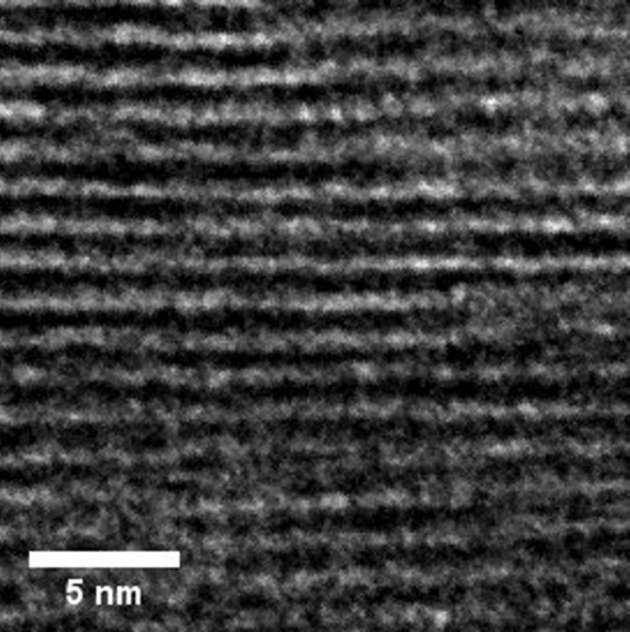 Elektronenmikroskopische Querschnittsaufnahme des neuen Materials: Die Glasplättchen konnten sehr präzise hergestellt und – von Abstandshaltern unterbrochen – übereinander geschichtet werden.