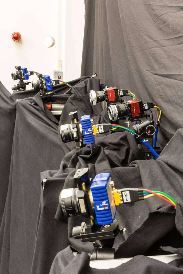 Mehrere hochauflösende Streaming-Kameras mit jeweils 50 Megapxel Auflösung halten die Bewegung der Seifenblasen im Experimentierraum fest.