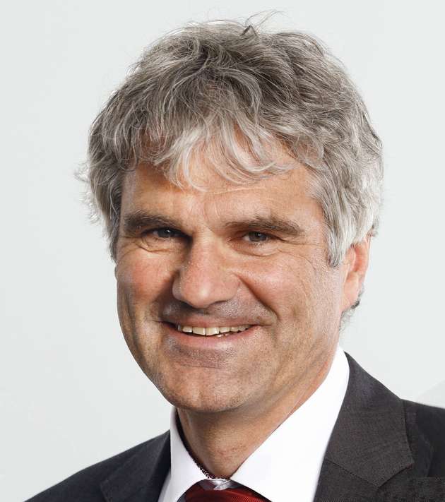 Benedikt Rauscher, Manager Global IoT / I4.0 Projects, Pepperl+Fuchs: Jede Vernetzungslösung muss bestehende Strukturen berücksichtigen und für den spezifischen Fall angepasst werden, damit auch tatsächlich Mehrwerte für den Betreiber entstehen. Die Open Industry 4.0 Alliance (OI4) gibt dazu Hilfestellungen und stellt herstellerübergreifend durchgängige Lösungen bereit. Namhafte Unternehmen aus Automatisierung und IT haben sich zusammengeschlossen und erarbeiten eine offene Hard- und Software-Struktur, welche von der Sensor-Aktor-Ebene bis hin zu Cloud-Systemen alle etablierten sowie relevanten Standards berücksichtigt und IT-Security bereits beim Design integriert. Pepperl+Fuchs ist Gründungsmitglied der Open Industry 4.0 Alliance und bringt ein breites Produktportfolio ein, welches von innovativen Sensoriklösungen über flexible Kommunikationsbaugruppen bis hin zu mobilen Endgeräten wie Tablets und Smartphones für den rauen Industrieeinsatz auch in gefährdeten Bereichen reicht.