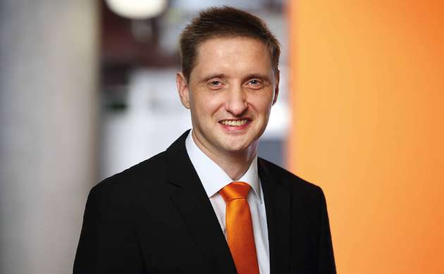 Maik Arnzen, Produktmanager Simulation, Kuka Deutschland: Das Thema Digitaler Zwilling umfasst eine Vielzahl an verfügbaren Softwareprodukten im Markt, angefangen von der 3D-Darstellung der gesamten Anlage, der Verhaltensemulatoren bis hin zur virtuellen SPS oder einer virtuellen Robotersteuerung. Dies sind in der Regel proprietäre, aber etablierte Lösungen und bieten somit den Anwendern heute schon viele Vorteile. Grundsätzlich bedarf es immer eines interdisziplinären Teams aus Mitarbeitern mit dem umfassenden Domänenwissen (zum Beispiel SPS Programmierer), um einen Digitalen Zwilling entsprechend zu planen und um die Vorteile hinsichtlich der Wertschöpfung, wie geringe Integrationszeiten und -kosten, in Verbindung mit der realen Anlage optimal zu nutzen.