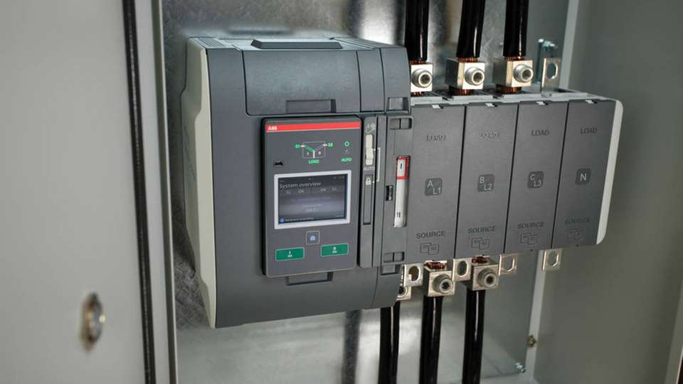 TruONE ATS von ABB stellt sicher, dass die vollautomatische Notstromversorgung jederzeit gewährleistet ist – zum Schutz von Personen und zur Wahrung der Betriebskontinuität. 