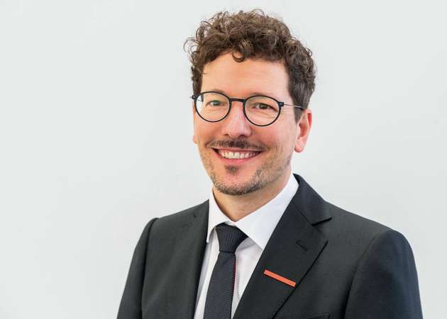 Armin Wallnöfer, Digital Leader Motion Deutschland, ABB Automation Products: Anwender können bereits heute vom vielfältigen Nutzen des Digitalen Zwillings profitieren, ohne sich an proprietäre Lösungen zu binden. Vorausgesetzt, er basiert auf Standards und offenen Schnittstellen. Hier setzt der von der Plattform Industrie 4.0 geprägte Begriff der Verwaltungsschale an. Diese bietet ein standardisiertes Austauschformat, um Infor-mationen zu Geräten und Systemen herstellerübergreifend zur Verfügung zu stellen. Dadurch sind Maschinen- und Anlagenbauer nicht von einer proprietären Lösung abhängig, sondern können beispielsweise unsere Produkte und Lösungen mit denen von Marktbegleitern kombinieren. Natürlich nur, wenn auch für diese die entsprechenden Standards gelten. Die Daten können dabei in der Cloud oder an einem physikalischen Ort liegen – standardisierte Schnittstellen gewährleisten deren problemlose Zusammenführung.