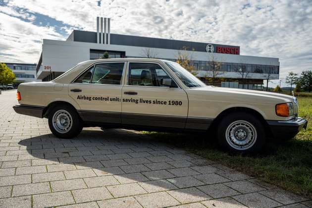 Die ersten Airbag-Steuergeräte gingen 1980 in S-Klasse-Fahrzeugen von Mercedes-Benz in Serie.