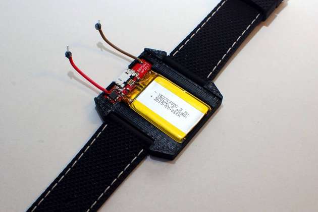 Das Netzteil unter der Platine liefert 3,1 V und lässt sich über einen USB-Mikroanschluss aufladen.
