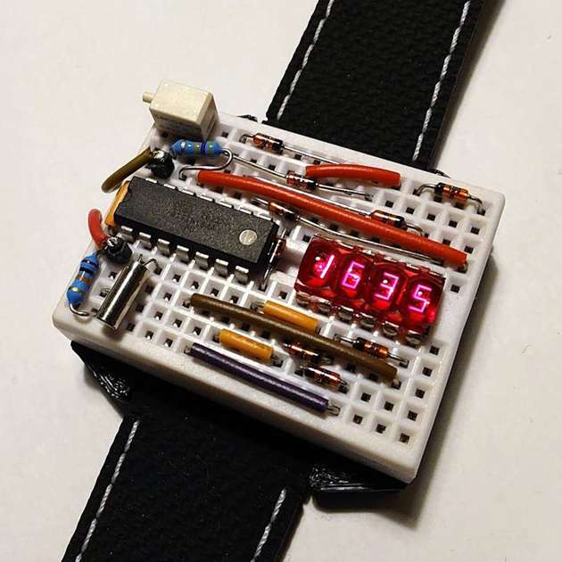 Die Armbanduhr zeigt die Uhrzeit über eine QDSP-6064-LED-Anzeige an.