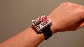Mit der „Breadboard Wristwatch“ tragen Sie eine Prototyping-Plattform am Handgelenk.