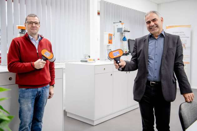 Martin Falkenstein (links) von der Firma Steinfurth Mess-Systeme und Cemal Esen von der RUB haben für die Entwicklung des neuen Geräts kooperiert.