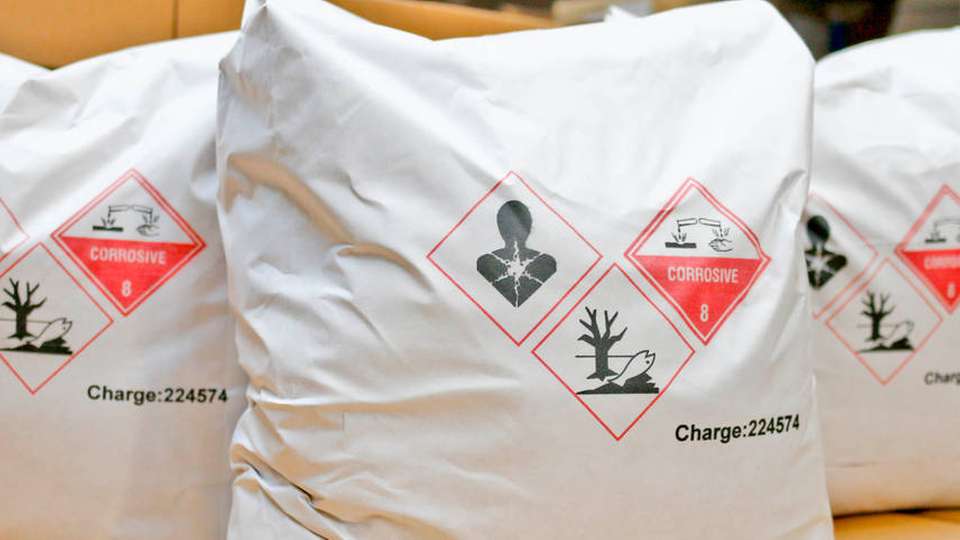 Mit dem neuen Zweifarb-Drucker lassen sich beispielsweise Säcke mit Gefahrstoffkennzeichnungen versehen.