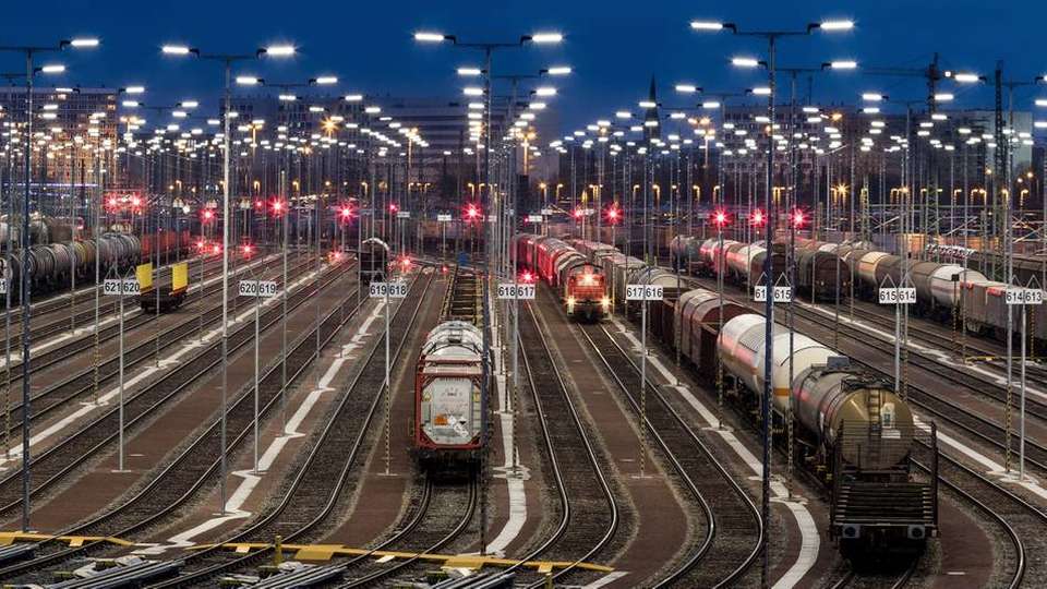Blick auf die Zugbildungsanlage in Halle (Saale): Rund 1.130 LED-Leuchten leuchten hier sämtliche Rangierwege entsprechend den Arbeitsschutzrichtlinien aus.