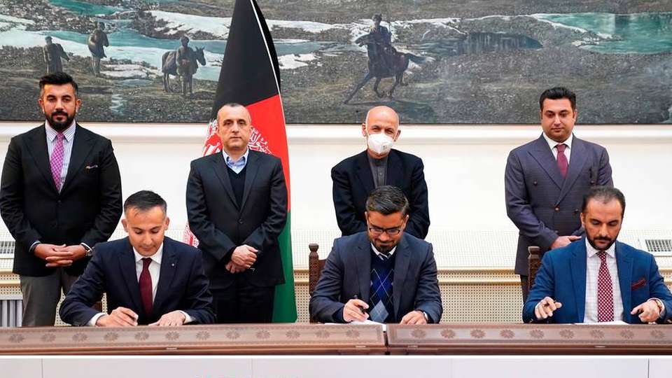 Unterzeichner auf afghanischer Seite (siehe Foto oben): Von links nach rechts: Khan Mohammad Takal, Leiter der Behörde für Energiedienstleistungen, Abdul Habib Zadran, stellvertretender Finanzminister, Mahmood Qadri, geschäftsführender Direktor Finanzen und Verwaltung der Da Afghanistan Breshna Sherkat. Unterzeichner auf Siemens Energy-Seite (Foto unten): Dietmar Siersdorfer, Managing Director Middle East (links), und Michael Bueker, Senior Vice President Finanzen Middle East (rechts).