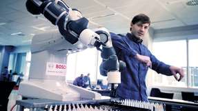 In der Industrie ist der Einsatz von KI grundsätzlich gern gesehen. Trotzdem findet eine überwältigende Mehrheit der Befragten (85 Prozent): Der Mensch sollte immer die Kontrolle behalten.