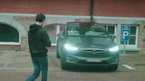 Im Video zeigen die Forscher, wie sie ein Tesla Model X innerhalb weniger Minuten entriegeln und stehlen. Dazu nutzen sie ein selbstgebautes Gerät für rund 160 Euro.