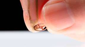 Der ultradünne Nanomesh-Sensor trägt sich wie eine zweite Haut auf der Fingerkuppe. Der Unterschied zu bisherigen Messgeräten: Er beeinträchtigt den Tastsinn nicht.