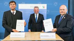 Im Beisein von NRW-Digitalminister Prof. Dr. Andreas Pinkwart (Mitte) haben BSI-Präsident Arne Schönbohm (rechts) und Prof. Dr. Stefan Wrobel, Leiter des Fraunhofer IAIS, die Kooperationsvereinbarung unterzeichnet.