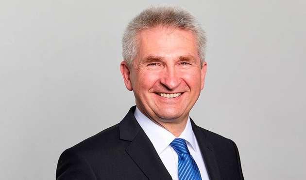 „Mit unseren herausragenden Kompetenzen und dem starken Netzwerk KI.NRW kann Nordrhein-Westfalen eine führende Rolle bei der Weiterentwicklung von Wirtschaft und Gesellschaft spielen.“
Prof. Dr. Andreas Pinkwart, Minister für Wirtschaft, Innovation, Digitalisierung und Energie von Nordrhein-Westfalen