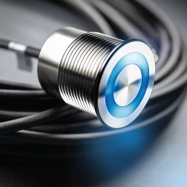 Ein piezoelektrischer Taster mit RGB-Ringbeleuchtung: Durch den rostfreien Stahl und das vorkonfektionierte 15-m-Kabel ist er speziell für den Einbau über und unter Wasser ausgelegt.