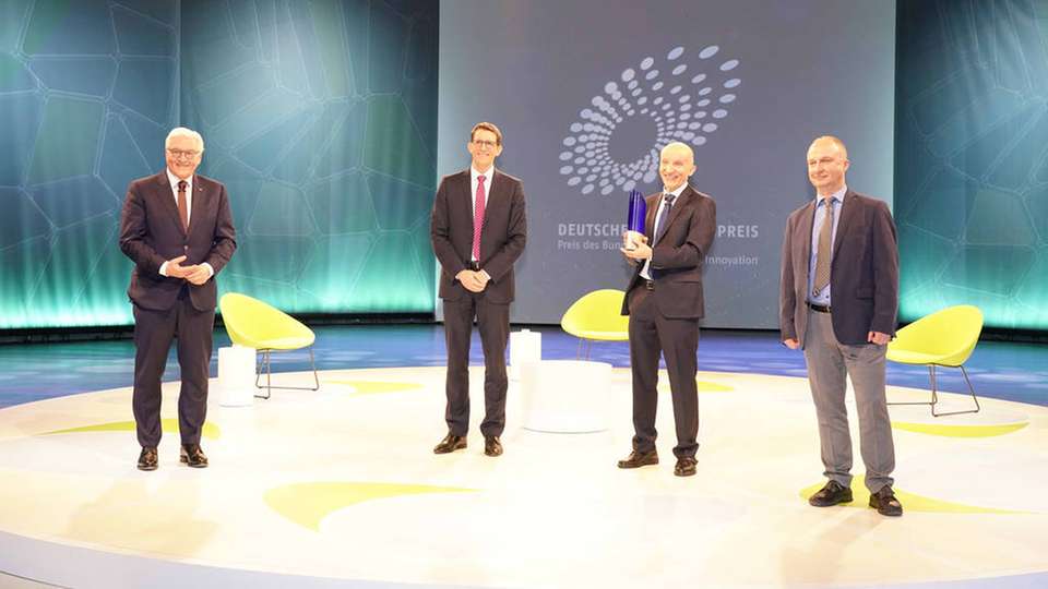 Bei der Preisvergabe in der Verti Music Hall in Berlin (von links): Bundespräsident Frank-Walter Steinmeier, Dr. Michael Kösters (Trumpf), Dr. Peter Kürz (Zeiss) und Dr. Sergiy Yulin (Fraunhofer IOF).