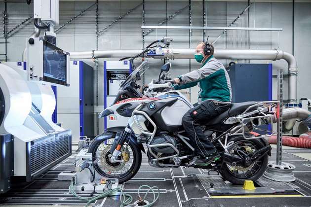 ... sowie auch Motorräder auf Herz und Nieren testen.