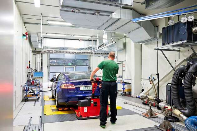 Abgesehen von Autos mit Diesel- und Ottomotoren lassen sich im Dekra-Labor auch Elektro- und Wasserstofffahrzeuge ...