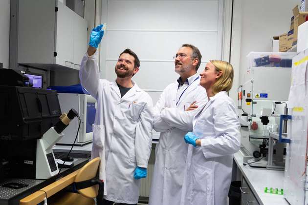 Prof. Peter Ertl (Mitte) mit Christoph Eilenberger und Helene Zirath im Biochip-Labor der TU Wien