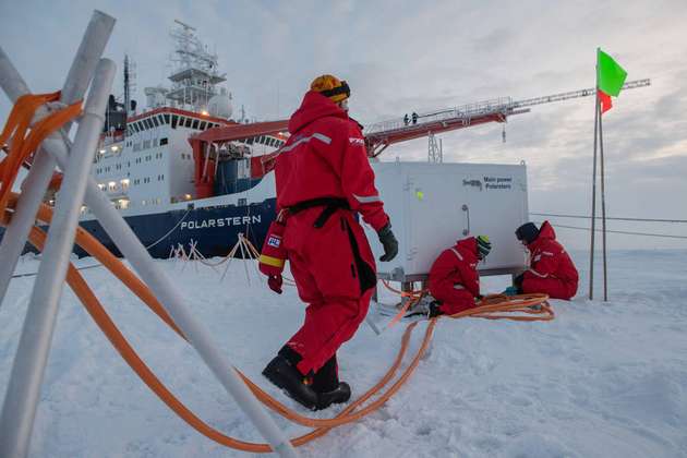 Bepackt mit 500 t Ausrüstung ließ sich das Forschungsschiff Polarstern in der Arktis einfrieren und driftete mit der Eisscholle ein knappes Jahr über die Polkappe. 