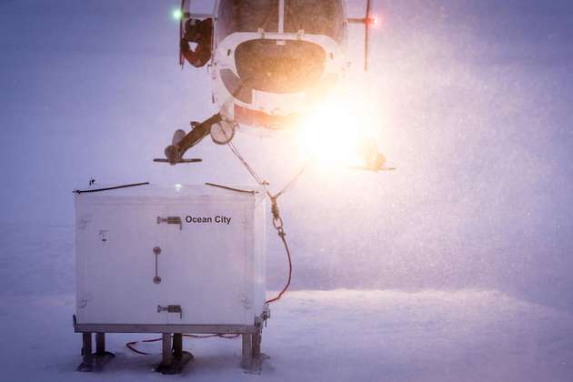 Damit sich die 500 kg schweren Schränke auf der Eisscholle gut bewegen ließen, wurden sie mit einer speziellen Unterkonstruktion versehen und auf Snowboards gestellt.