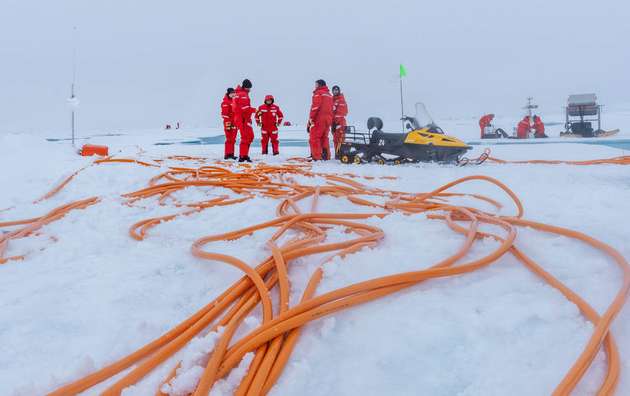 Für die Experimente und Untersuchungen wurde auf der Eisscholle ein kilometerweites Netz von Messstationen errichtet. Rund 5.000 m Stromkabel waren für die Versorgung notwendig.