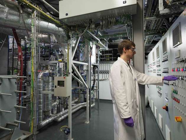 Ein ZSW-Wissenschaftler an der Versuchsanlage in Stuttgart
