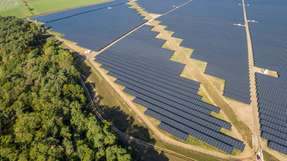 Die ersten Kilowattstunden fließen nun vom Solarpark Weesow-Willmersdorf ins Stromnetz.