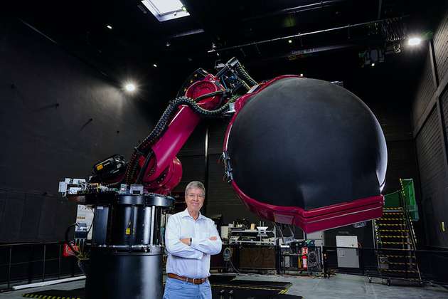 Prof. Dr. Heinrich Bülthoff und sein Team untersuchten mithilfe eines Fahrsimulators, ob sich VR-Brillen auf die Reiseübelkeit auswirken.