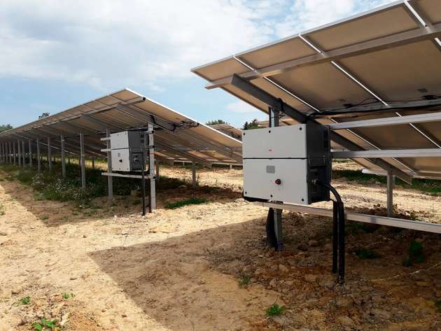 Wechselrichter unter einem PV-Modul