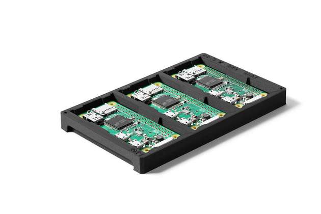 Eine mit Onyx ESD gedruckte Dreifach-Halterung für Platinen