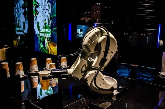 Der Kaffee-Roboter kann zwischen 80 und 120 Kaffeespezialitäten pro Stunde ausgeben. Bei stets gleichbleibender Qualität ist ein 24/7-Betrieb möglich.