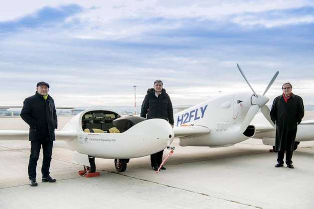 Verkehrsminister Winfried Hermann, Hy4-Projektleiter Prof. Josef Kallo (Uni Ulm/DLR) und Flughafengeschäftsführer Walter Schoefer (v.l.) bei der Präsentation der neuesten Generation des Wasserstoff-Flugzeugs Hy4 am Flughafen Stuttgart.